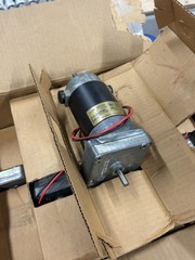 QTY 1 VON WEISE GEAR MOTOR 12 VOLTS 14:1 RATIO BOTH SHAFTS ARE 5/16″ DIAMETER