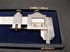VINTAGE BROWN & SHARPE #570 7″ MACHINIST VERNIER INSIDE OUTSIDE CALIPERS IN CASE