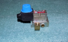New Numatics Mark 3 031SA4414000061 Pneumatic Solenoid Valve with Base 24 VDC