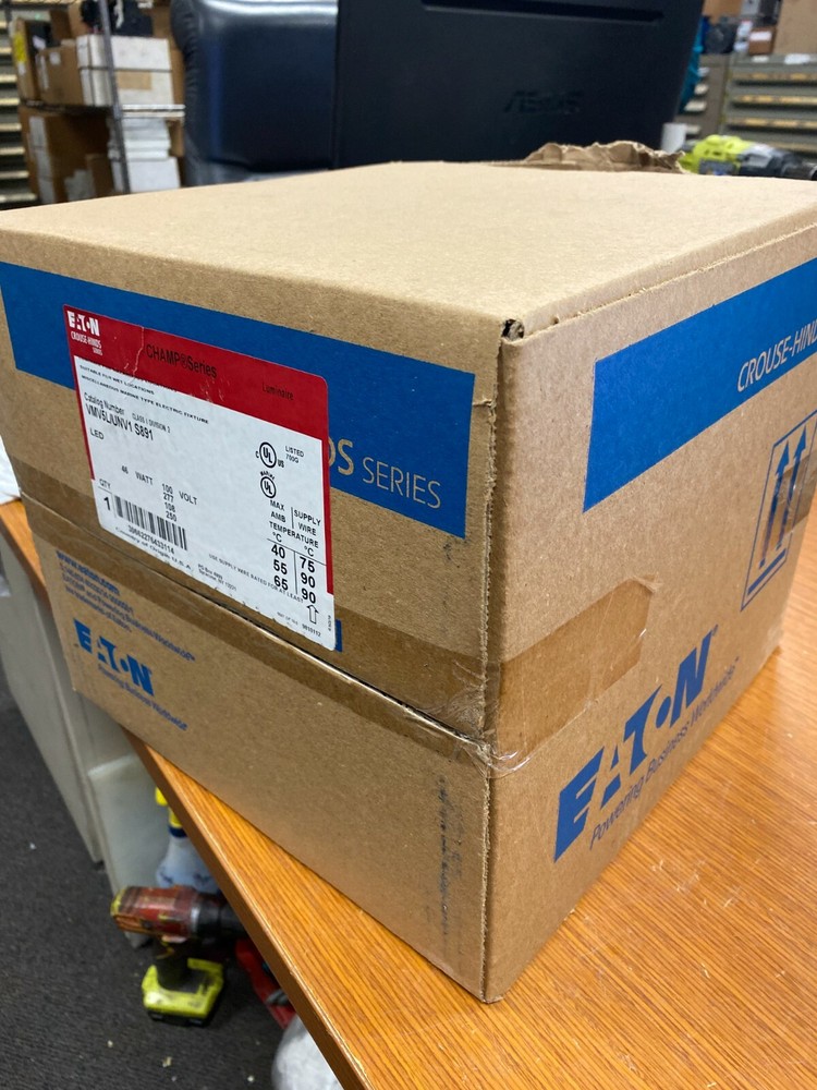 👀 NEW EATON CROUSE-HINDS CHAMP SERIES LED LUMINAIRE 40-46 WATT VMV5L/UNV1 S891