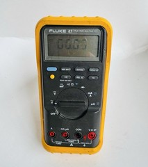 Fluke 87 True RMS Auto-Ranging CAT III Handheld Digital Multimeter 1000V 10A