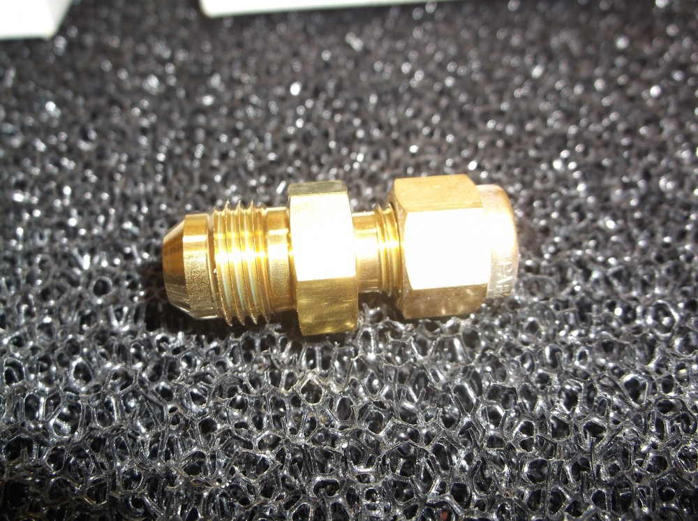New PARKER 6-4 XHBZ-B-GR Flare Connector, 37°, 3/8 in, 4CXK7, (C39J)
