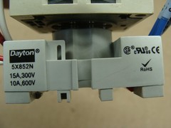 OMRON TEMPERATURE CONTROLLER E5C2-R20J-W 3A 250VAC 0-400°F W/5X852N BASE