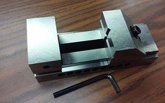 2-1/2″x7″ TOOL MAKER’S PRECISION SCREWLESS VISE #705-025 – NEW