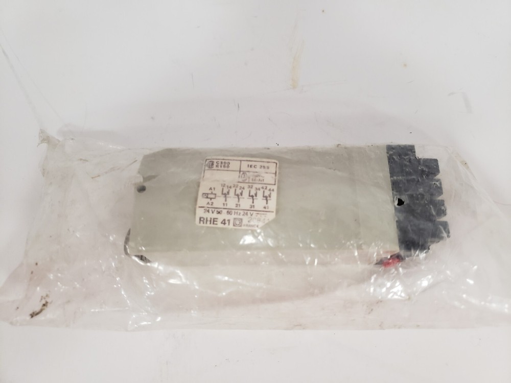 TELEMECANIQUE RHT 41 TIME DELAY RELAY 24V NIB