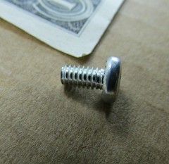 100 #8-32 x 5/16″ Short Pan Head Phillips Machine Screws, Serrated Locking Grip