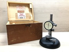 Starrett no 654 inspector dial bench gage w/ 25-611 dial indicator (needs work)