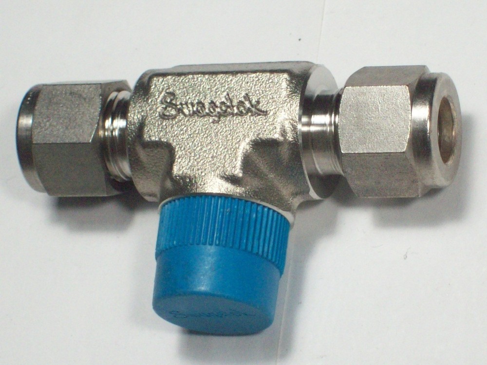 1- Swagelok Stainless Branch Tee, 3/8″ OD Tube x 3/8″ MNPT, SS-600-3-6TTM
