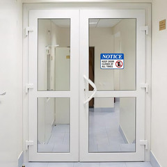 Keep Door Closed Sign，Self-Adhesive Weatherproof and Fade-Resistant Please Keep