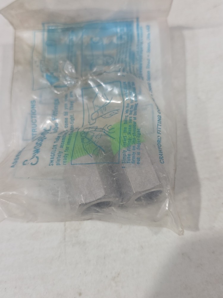 Lot of 2 SWAGELOK Stainless PIPE FITTING ADAPTER 1/4″ FNPT X 1/4″ MNPT SS-4-A