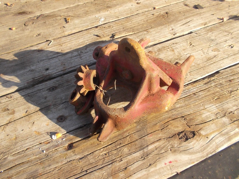 International IH grain drill planter bracket w/ drive gear sprocket 3569AB