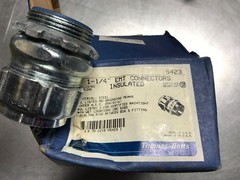 1-1/4″ EMT COMPRESSION INSULATED STEEL TYPE BOX CONNECTOR Thomas & Betts 5423