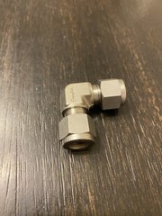 SWAGELOK SS-600-9 STAINLESS STEEL fitting 3/8” tube Union 90° Elbow