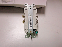 EATON CR20W DUPLEX RECEPTACLES – WHITE – QTY. 100 – NEW IN BOX