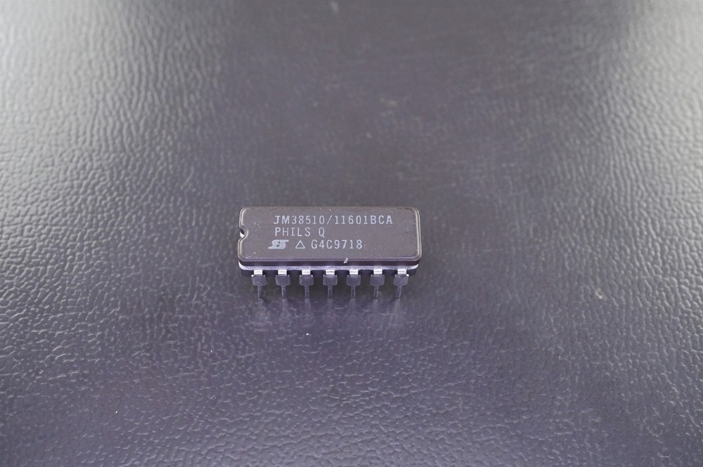 SJM300BCA01 Siliconix CMOS Analog Switch Two Channel SPST JM38510/11601BCA NOS