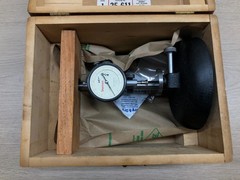 Starrett no 654 inspector dial bench gage w/ 25-611 dial indicator (needs work)