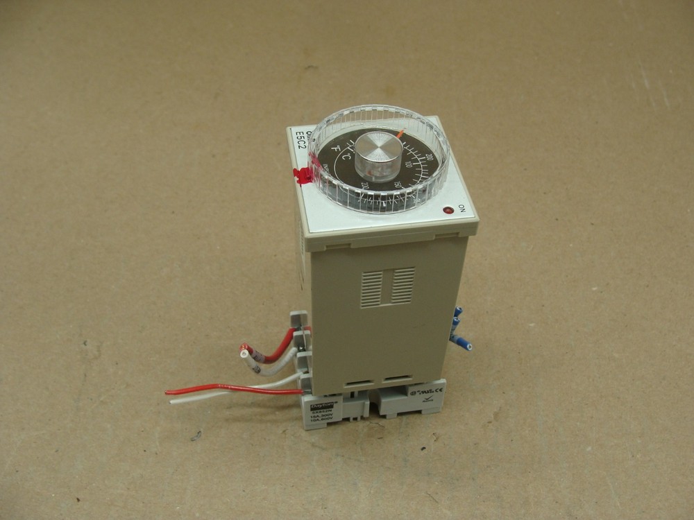 OMRON TEMPERATURE CONTROLLER E5C2-R20J-W 3A 250VAC 0-400°F W/5X852N BASE