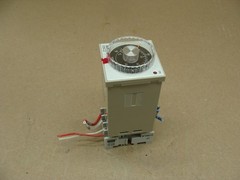 OMRON TEMPERATURE CONTROLLER E5C2-R20J-W 3A 250VAC 0-400°F W/5X852N BASE
