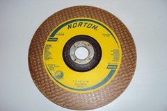 NORTON 66252939183 DISC , 7″X1/4″X7/8″ TYPE 27 , 6000 RPM ,RASED HUB ( PK/20)