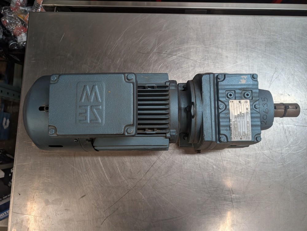Sew-Eurodrive (DFT100L4ES1S) Gearbox 9.35 Ratio (R57DT100L4ES1S) 5HP, 1680RPM
