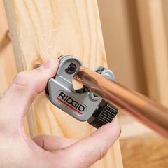 Versatile Close Quarters Tubing Cutter for Copper & Plastic – Lightweight Design
