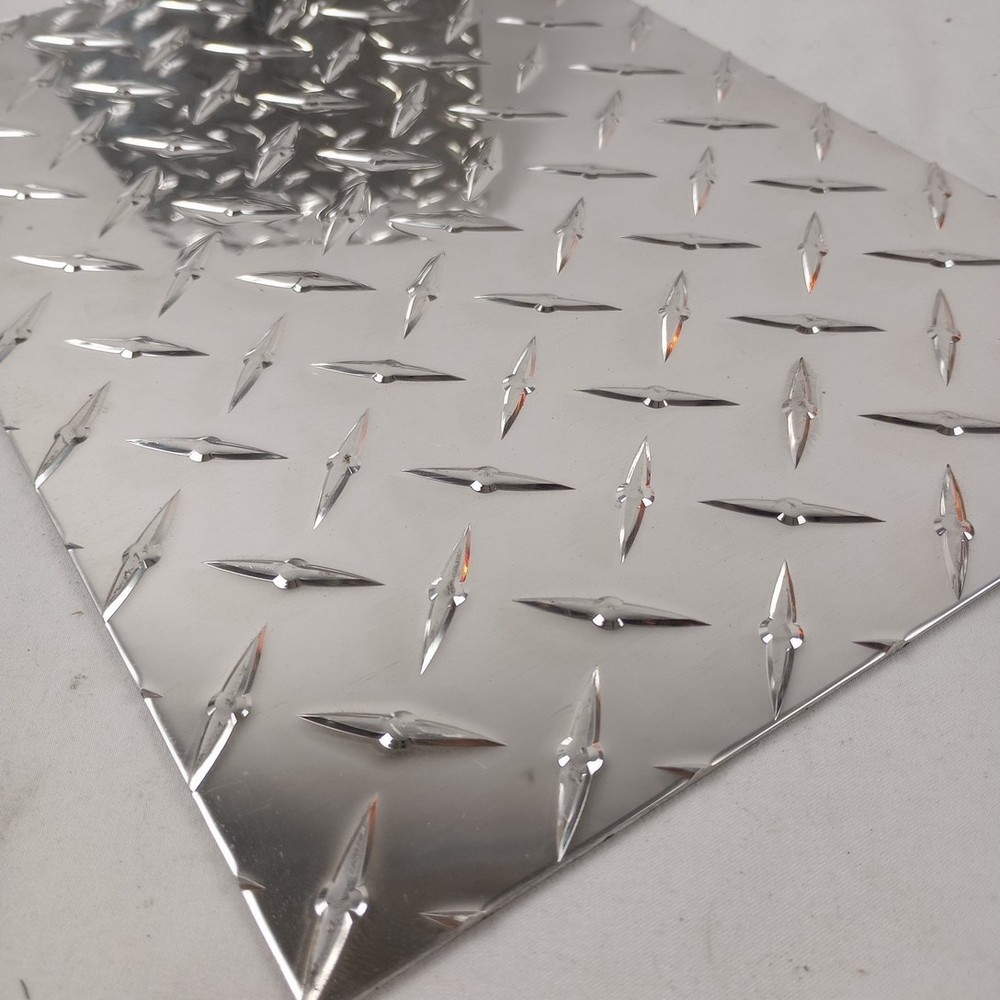Diamond Plate Tread Brite Aluminum 8″ x 12″ 3003 .063 16 Gauge Chrome Polish