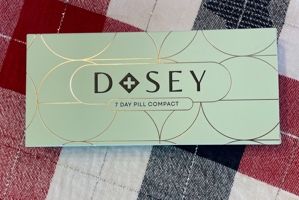 Dosey 7 Day Pill Compact Travel Pill Organizer w/ Mirror – Sage / Gold – NEW!