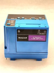 Honeywell RM7895C1012 Burner Control Unit/ Honeywell S7800A 1142 Display