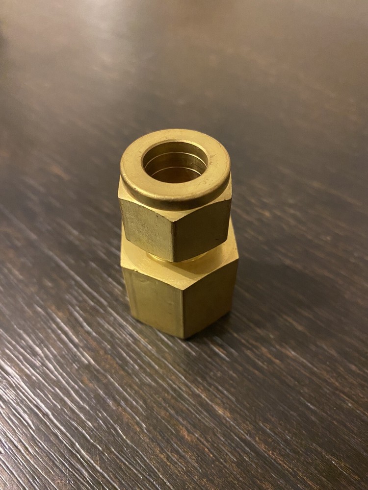 SWAGELOK B-810-7-8 brass connector 1/2” Tube x 1/2” FNPT