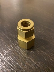 SWAGELOK B-810-7-8 brass connector 1/2” Tube x 1/2” FNPT