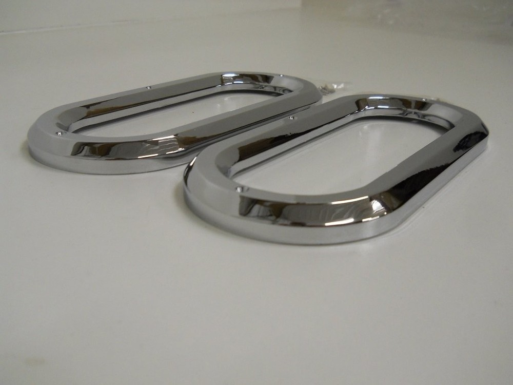United Pacific 10490B – Clearance Light Bezel – Oval (Bulk) Chrome