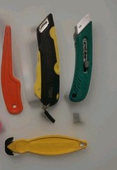 🔸4 Handy Right Handed Utility Knife with Guard & Strap Cut