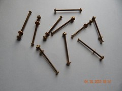 BRASS ROUND HEAD SLOTTED MACHINE SCREWS. W/F.W & NUTS. 6/32 x 2 1/2″ 10 PCS. NEW