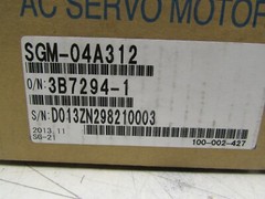 YASKAWA SGM-04A312 AC SERVO MOTOR 400W 200V 2.6A NEW IN BOX MAKE OFFER !!