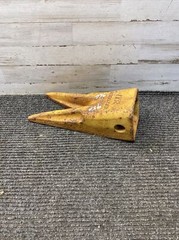 1U3352WTL ITR Excavator Bucket Twin Sharp Rock Tooth, Fits CAT J350