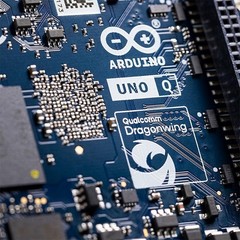Arduino UNO Q 4GB Hybrid Board QRB2210 & STM32U585 Microcontroller AI Vision