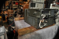 Magnavox AM-7176A/VRC-83 Amplifier w/ Magnavox RT-1319B/URC PRC-113 Radio