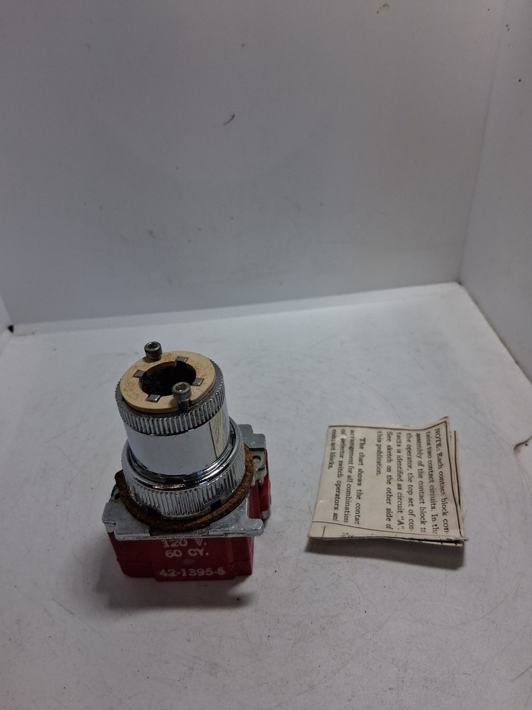 CUTLER HAMMER 10250T5981 ILLUMINATED SELECTOR SWITCH OPERATOR 120V 2 POS MAIN