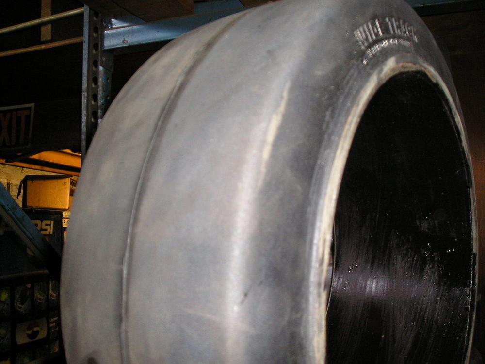 14×4-1/2×8 tires Wide Track solid forklift press-on tire black smooth 144128