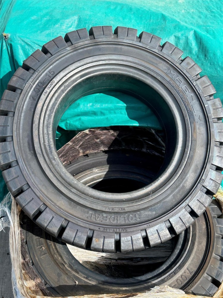 Solideal RES 550 Magnum Non Marking SOLID Rubber Forklift Tire 7.00-15/5.50