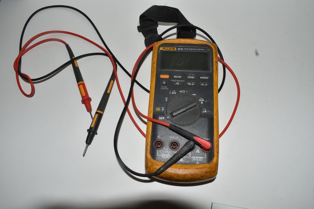 FLUKE 87-V INDUSTRIAL TRUE RMS DIGITAL MULTIMETER w/ LEADS (ZUL48)