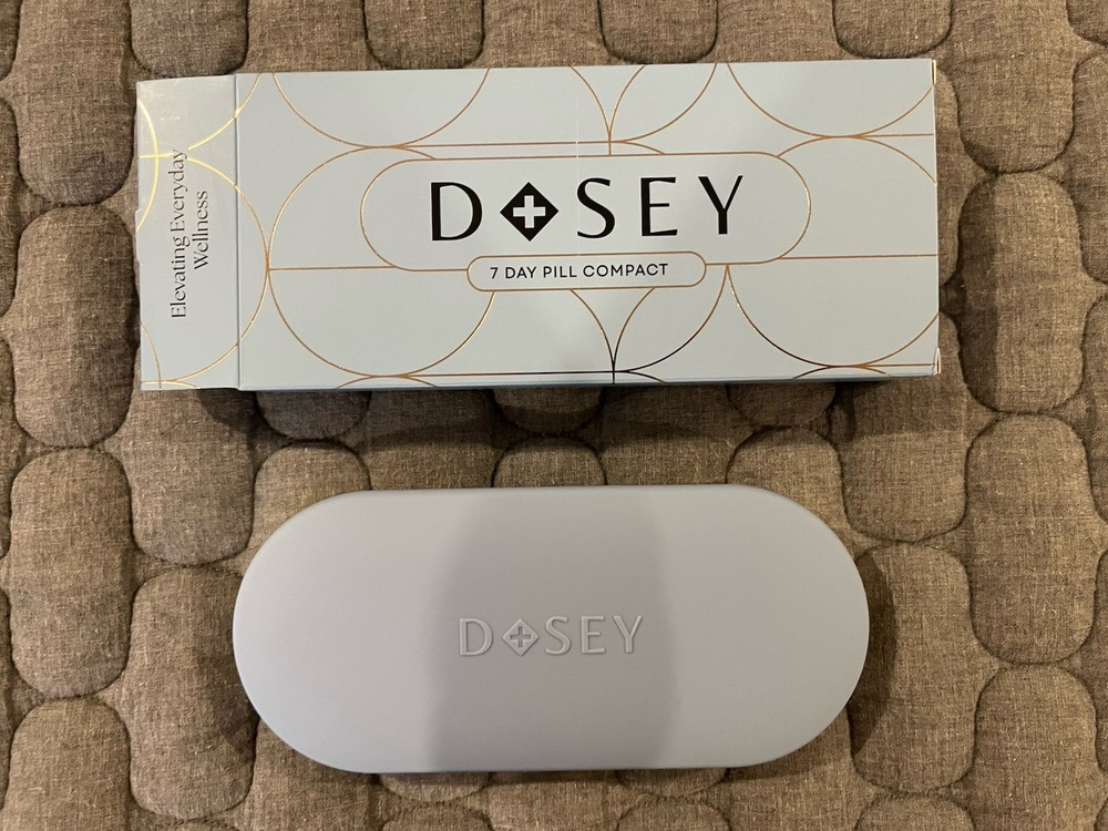 Dosey 7 Day Pill Compact Travel Pill Organizer w/ Mirror – Blue/Gold – NEW!