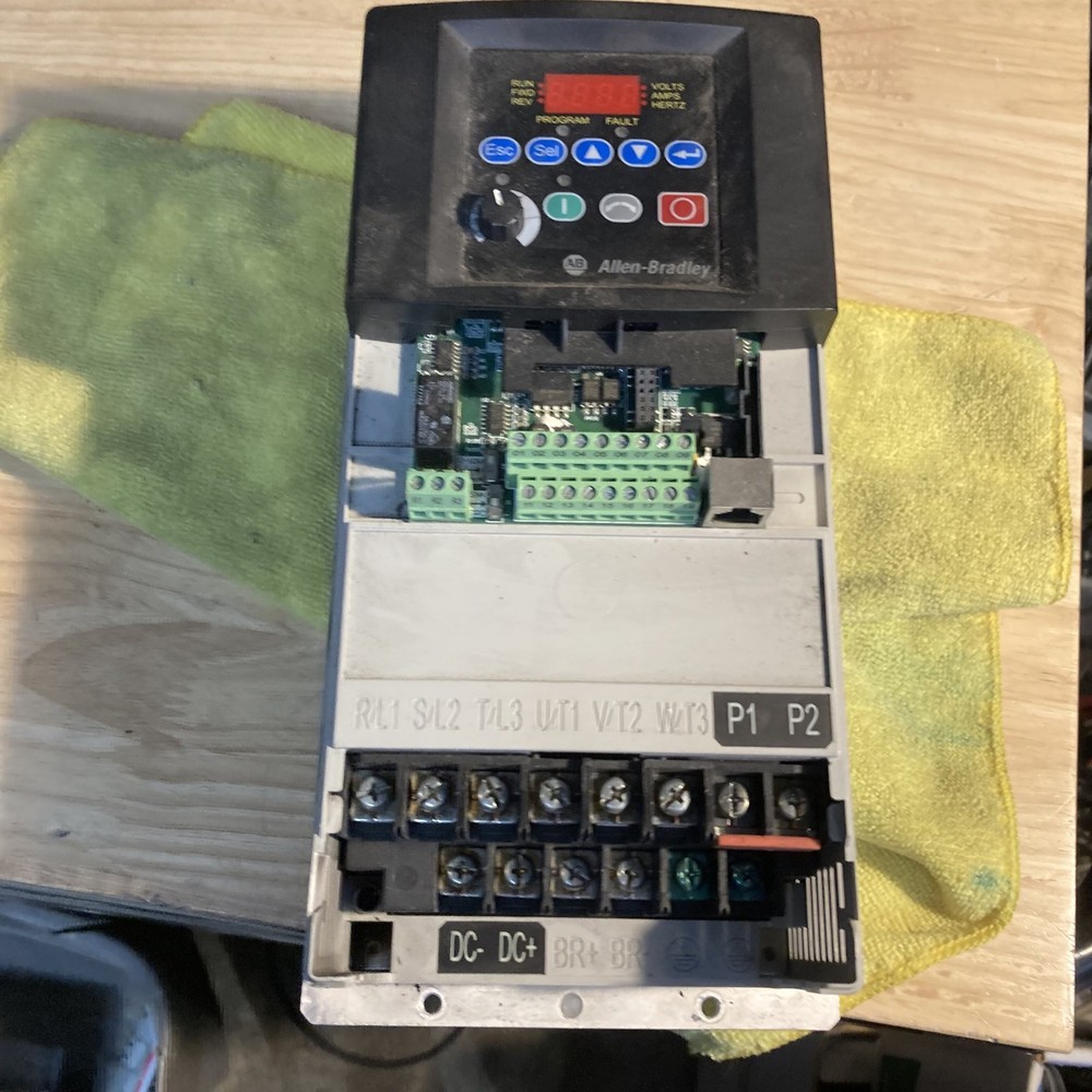 Allen Bradley 22B-D024H204 PowerFlex 40 11 kW 15 HP AC Drive For Parts As Is