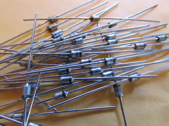 1N4760A Genuine Motorola 68V, 5%, DO-204AL Axial Diodes (30pcs) SHIPS NOW USA