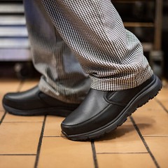 HISEA Men’s Non-Slip Shoes Slip-On Chef Shoes Water Resistant Kitchen Work Shoes