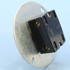 Bryant Non-NEMA Locking Receptacle 20A 120/208V 3PHY 4″ Round Metal Box Cover