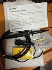 TEKTRONIX P2220 OSCILLOSCOPE PROBE PASSIVE 200 MHZ 300 V W/accessories NEW