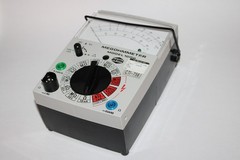AEMC MODEL 1000 MEGOHMMETER 1-1000GO MO 100-0,1 0-600V *NEEDS CALIBRATION*