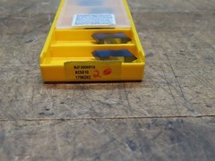 2 New Kennametal NJF3009R18 KC5010 carbide top notch threading insert