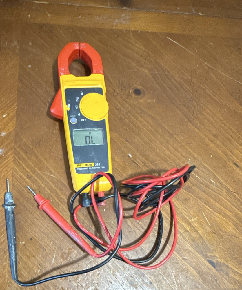 Fluke 323 True RMS Clamp Meter CAT III 400A 600V Digital w/ Test Leads